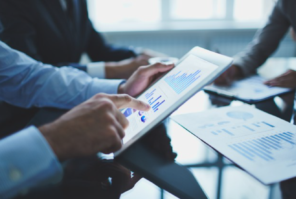 En la actualidad las redes sociales son una gran herramienta que tienen la influencia en la forma en que nos comunicamos y nos ofrecen una oportunidad para mejorar e incrementar las ventas de nuestro negocio, cabe destacar que por la saturación de información que ofrece estos medios, es difícil poder triunfar correctamente, pero no es imposible..